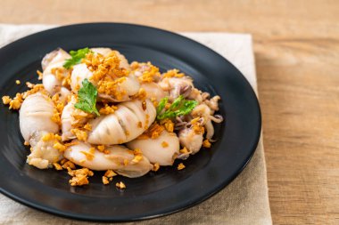 Kızarmış kalamar ya da tabakta sarımsak olan ahtapot.