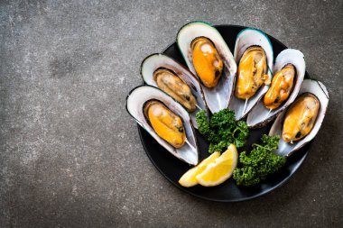 deniz ürünleri midye maydanoz ve limon ile