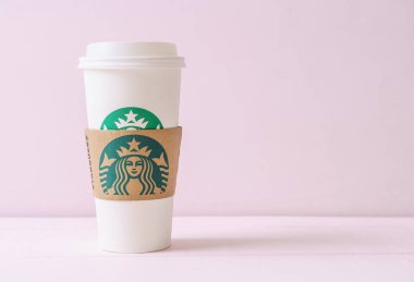 Bangkok, Tayland - 5 Haziran 2018: Beyaz kahve fincanı Starbucks logosu üzerinde tahta arka plan ile. Starbucks dünyanın en büyük kahve evi 61 ülke içinde 20.000'den fazla mağaza ile mi.