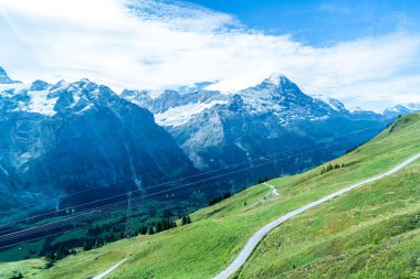Güzel Alps dağ Grindelwald, İsviçre mavi gökyüzü ile