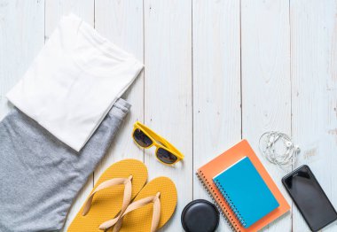 Gezgin, yaz tatili ahşap arka plan üzerinde erkek casual kıyafetler