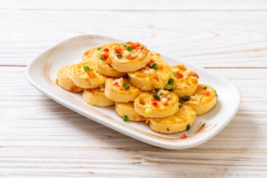 Sahanda yumurta yumuşak tofu sarımsak - sağlıklı, vegan ve sebze gıda tarzı