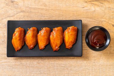 Barbekü tavuk kanadı sosu ile