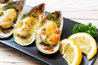 Peynirli taze midye.