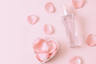 parfüm şişesi ile rose petal arka plan üzerinde