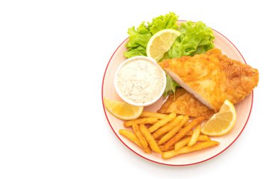 Beyaz arkaplanda balık ve cips izole