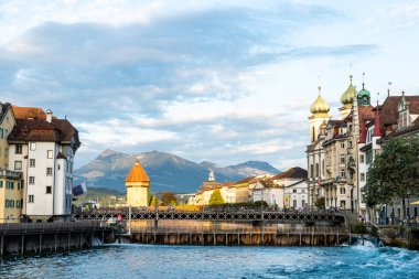 Tarihi kent merkezi, Lucerne (Luzern) İsviçre'deki ünlü Şapel Köprüsü ile.