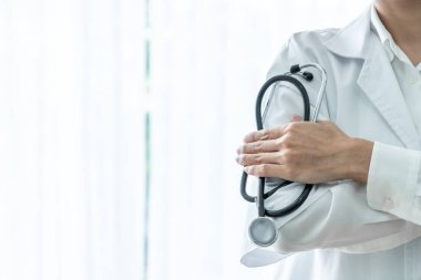 kadın doktor stetoskop ile kopya yer tutan