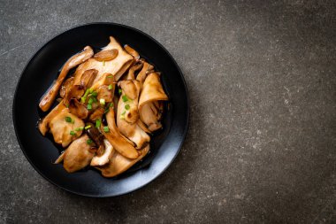 İstiridye soslu kızarmış kral istiridye mantarı. Sağlıklı, vejetaryen ya da vejetaryen yemek tarzı.