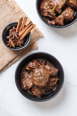 herb - Phuket Tayland geleneksel gıda tarzı ile domuz eti güveç