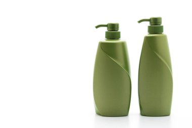 Beyaz arka plan üzerinde izole şampuan veya saç kremi şişe