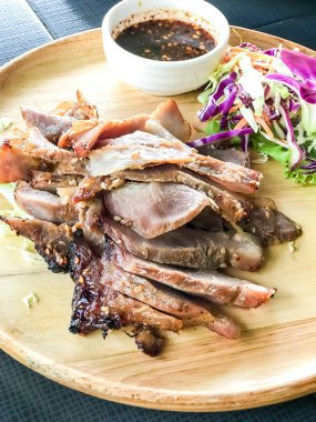 Kömür haşlanmış domuz eti boyun baharatlı sos ile