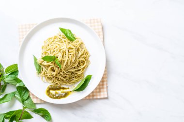 Homamade spagetti pesto sos, zeytin yağı ve fesleğen yaprakları ile.