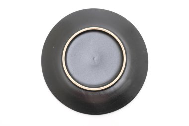 boş siyah plaka ve beyaz arka plan üzerinde izole kase