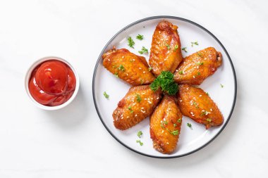 Beyaz susamlı ızgara tavuk kanadı.