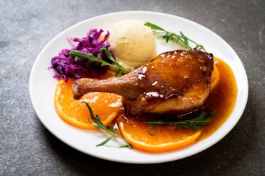 Portakal soslu biftek kızarmış ördek bacak