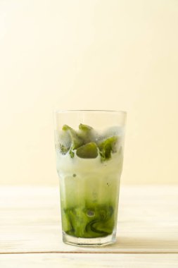 Matcha yeşil çay buzlu cam sütlü