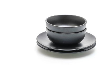 boş siyah plaka ve beyaz arka plan üzerinde izole kase