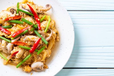 Karıştırılmış kalamar ya da tuzlu yumurtalı ahtapot - Asya deniz ürünleri tarzı