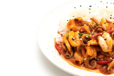 tavada kızartılmış ahtapot veya kalamar ve beyaz arka plan üzerinde izole pirinç ile Kore baharatlı hamur (osam bulgogi)