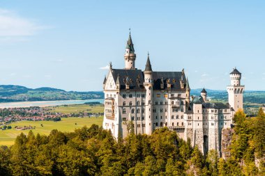 Neuschwanstein Şatosu Almanya'da Bavyera Alpleri, mavi gökyüzü ile güzel mimari