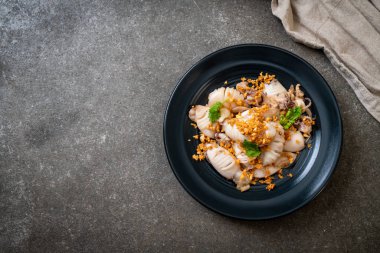 Kızarmış kalamar ya da tabakta sarımsak olan ahtapot.