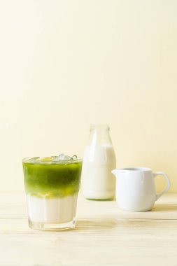 Buzlu kibrit yeşil sütlü latte.