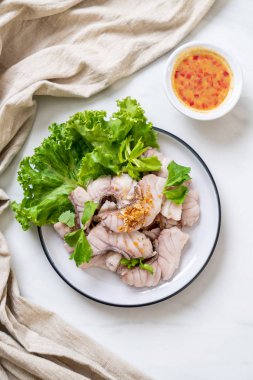 Soslu ve sebzeli haşlanmış balık sosu.