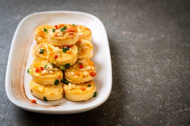 Sahanda yumurta yumuşak tofu sarımsak - sağlıklı, vegan ve sebze gıda tarzı