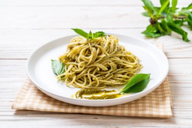 Homamade spagetti pesto sos, zeytin yağı ve fesleğen yaprakları ile.