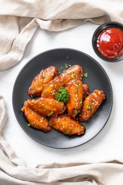 Beyaz susamlı ızgara tavuk kanadı.