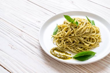 Homamade spagetti pesto sos, zeytin yağı ve fesleğen yaprakları ile.
