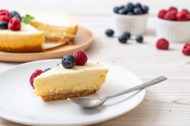 Ev yapımı cheesecake taze ahududu ve yaban mersini ile