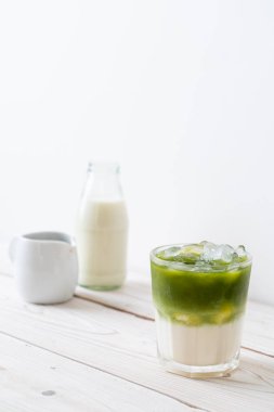 Buzlu kibrit yeşil sütlü latte.