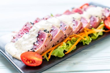 Sebze salatası ve soslu taze ton balığı. Sağlıklı yiyecek.