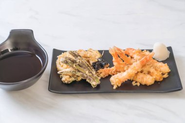 karides tempura (hırpalanmış kızarmış karides) sebze - Japon gıda tarzı