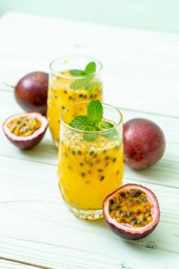taze ve buzlu meyve suyu - sağlıklı içecek