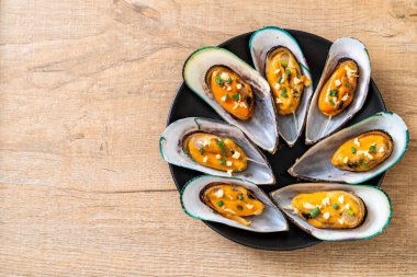 deniz ürünleri midye limon ve sarımsak ile