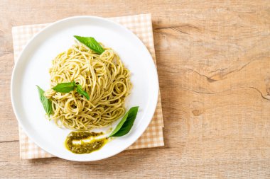 Homamade spagetti pesto sos, zeytin yağı ve fesleğen yaprakları ile.