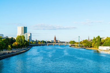 Frankfurt am Main manzarası twilight saat sırasında.