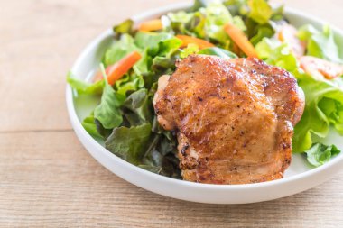 ızgara tavuk biftek tabakta sebze salatası ile