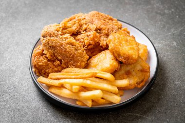 Kızarmış tavuk, patates kızartması ve nugget yemeği. Abur cubur ve sağlıksız yemek.