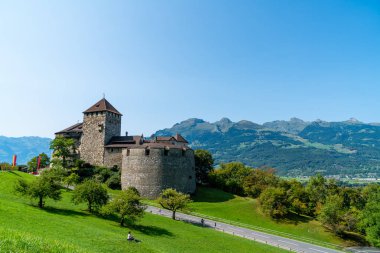 Güzel mimari Kalesi'nde Vaduz, Liechtenstein Prens mavi gökyüzü ile resmi konutu