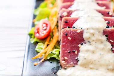 Sebze salatası ve soslu taze ton balığı. Sağlıklı yiyecek.