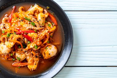 tavada kızartılmış ahtapot veya kalamar ile Kore baharatlı hamur (osam bulgogi) - Kore Gıda tarzı