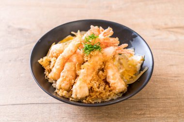 kızarmış karides tempura üzerinde beyaz surat - Japon yemekleri stil tepesinde
