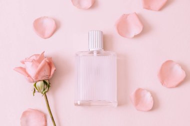 parfüm şişesi ile rose petal arka plan üzerinde