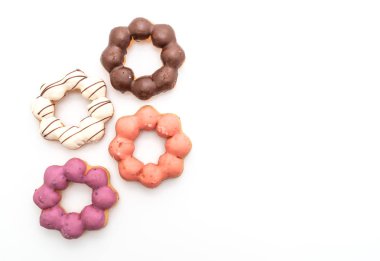 Çörek beyaz arkaplanda izole edildi