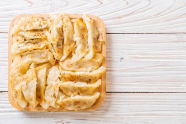 Japon gyoza 'sı ya da soya soslu hamur tatlısı.