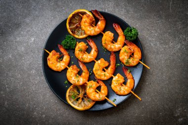 Limon - deniz ürünleri tarzı ile ızgara kaplan karides şiş